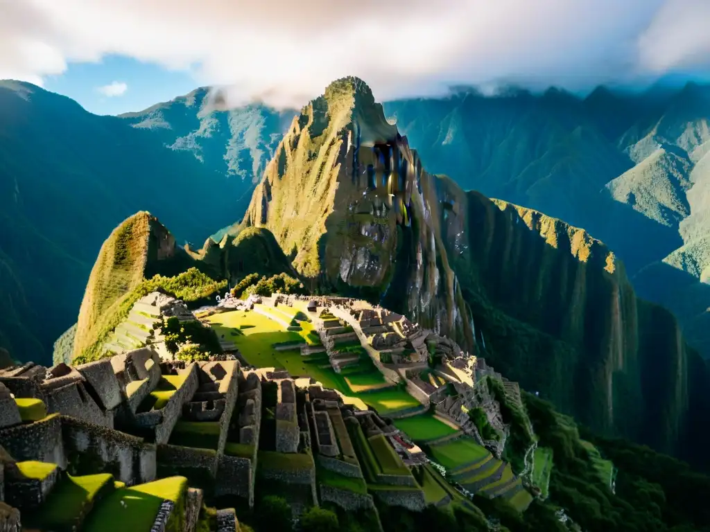 Un amanecer dorado ilumina el majestuoso Templo del Sol en Machu Picchu, rodeado de montañas y vegetación