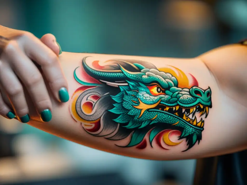 Un artista del tatuaje crea un dragón chino detallado en un antebrazo