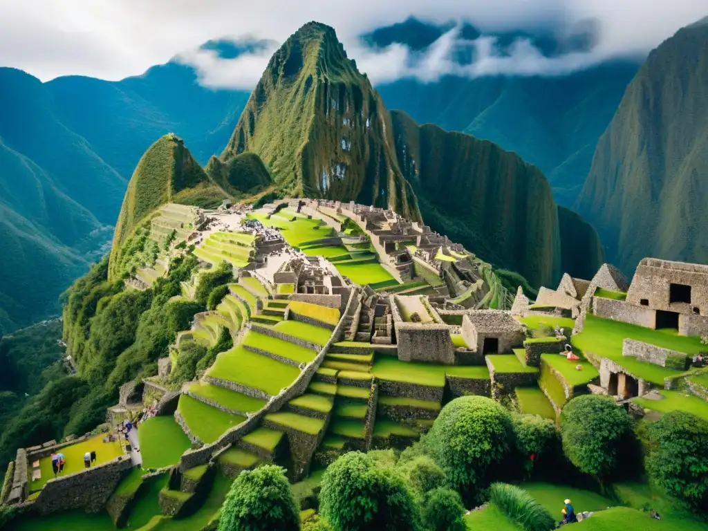 Expertos restaurando Machu Picchu, preservando su espíritu sagrado con detalle y tradición en medio de la naturaleza