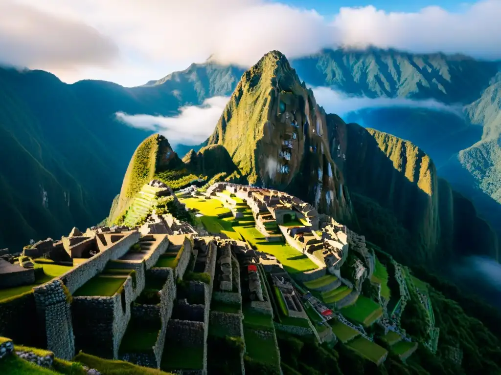 Amanecer impresionante sobre Machu Picchu, con neblina levantándose y revelando las ruinas contra los Andes