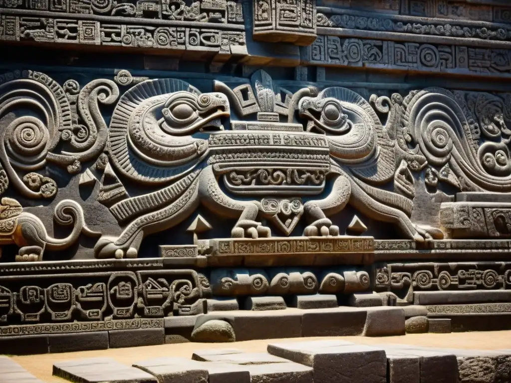 Intrincadas tallas de la Serpiente Emplumada en el Templo de Quetzalcoatl, en Teotihuacán