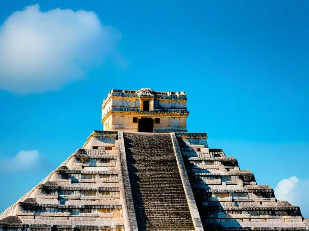 Intrincados detalles de la pirámide de Chichén Itzá ilustrando el significado de los ciclos de Venus en la mitología maya, bajo un cielo azul claro