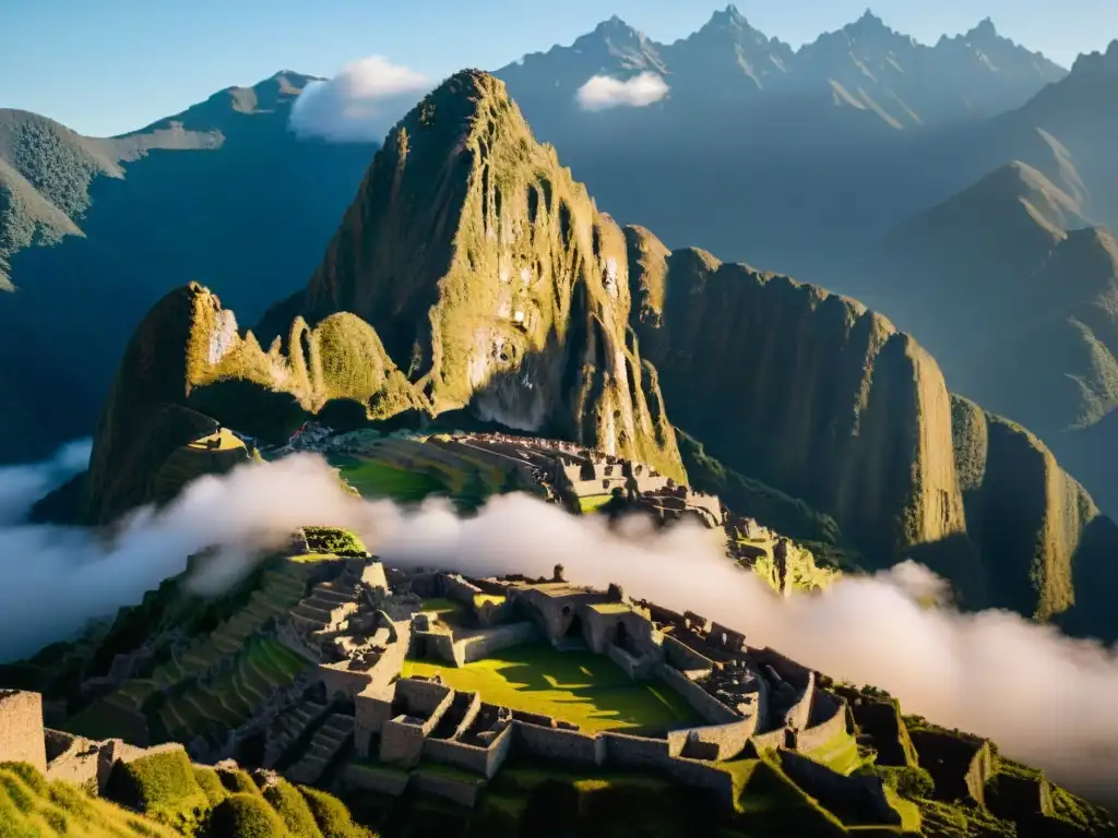 Majestuosa montaña andina cubierta de niebla al amanecer, con ruinas incas y el Tesoro perdido de los Incas entre la neblina dorada