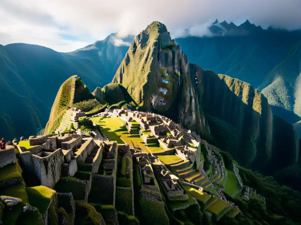 La majestuosa Montaña Sagrada de Machu Picchu en Perú, entre picos espirituales, bañada por la cálida luz dorada