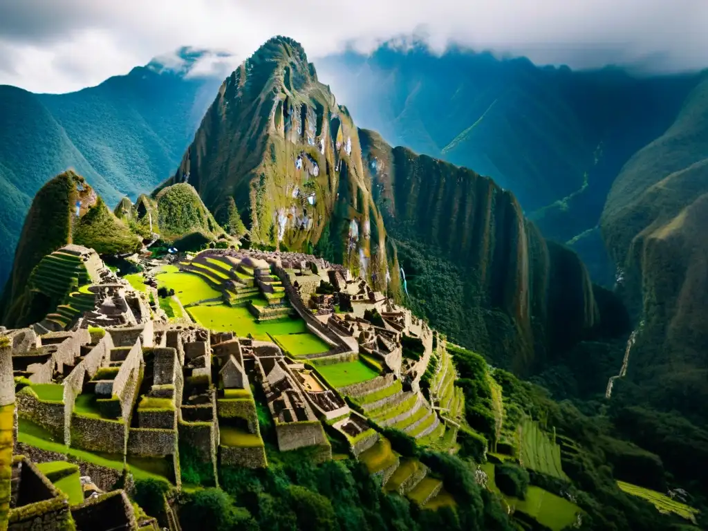 Majestuosas ruinas de Machu Picchu entre montañas verdes y nubes, conectando con culturas antiguas perdidas