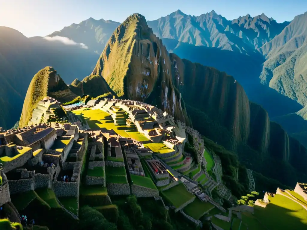 La majestuosidad de Machu Picchu al amanecer, iluminando las antiguas ruinas con el sol sobre los Andes, evocando las Ceremonias Renovación Sol Inca