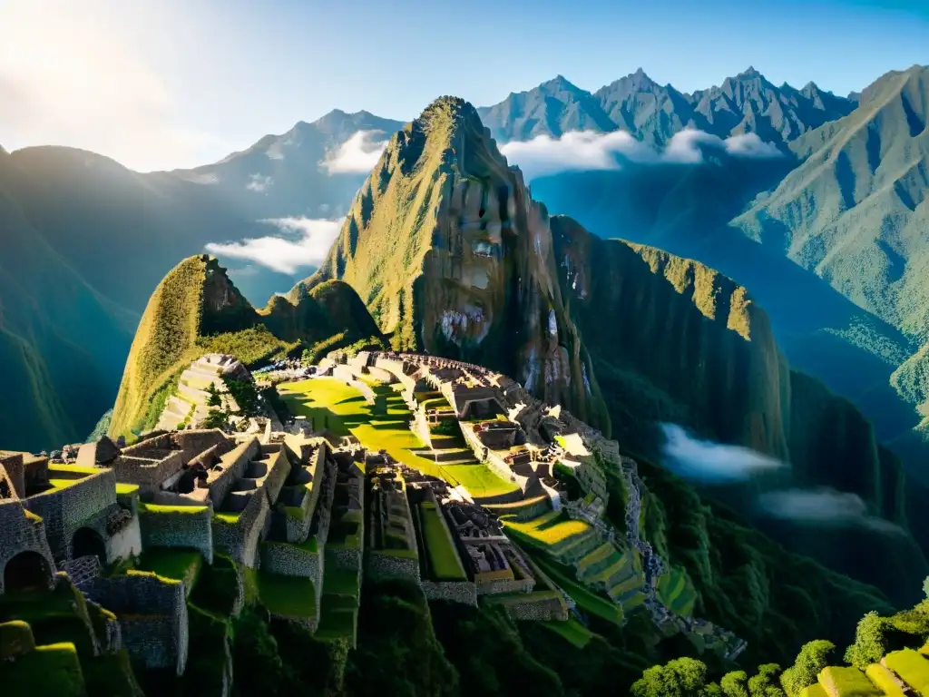 Ruinas místicas de Machu Picchu en el Valle Sagrado Incas, bañadas por la luz dorada del amanecer y la niebla matutina