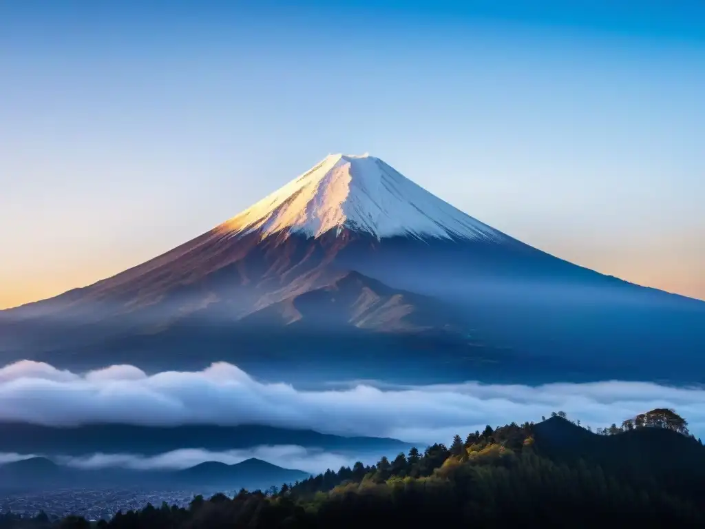 El sol naciente detrás de la silueta del Monte Fuji, iluminando la montaña sagrada con una aura dorada y tranquila