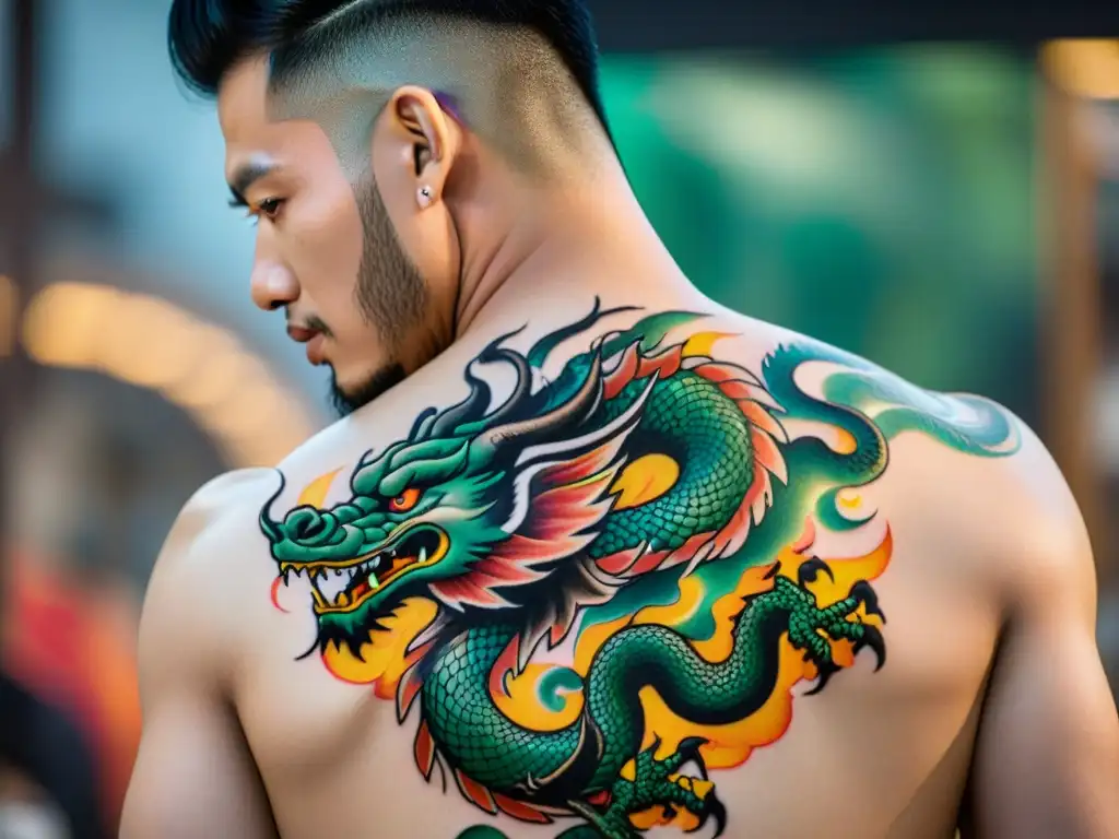 Un tatuador detallado fusiona arte chino con técnica moderna, demostrando la influencia del dragón chino en tatuajes