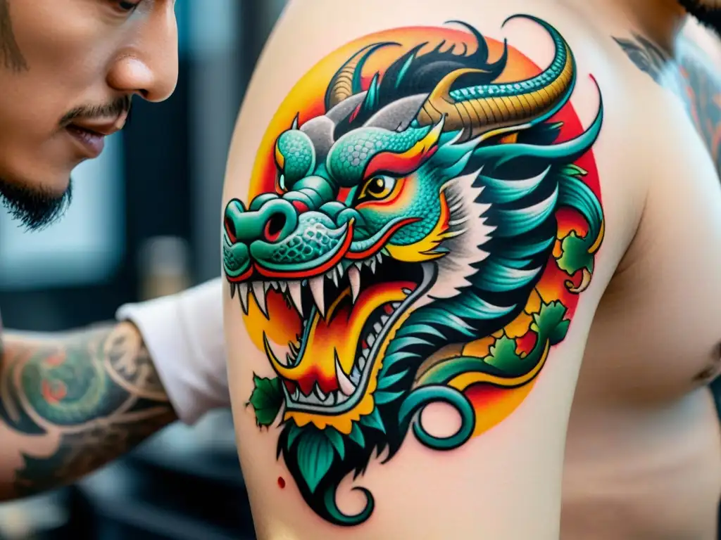 Un tatuador experto da vida a un dragón chino detallado en el antebrazo de un cliente