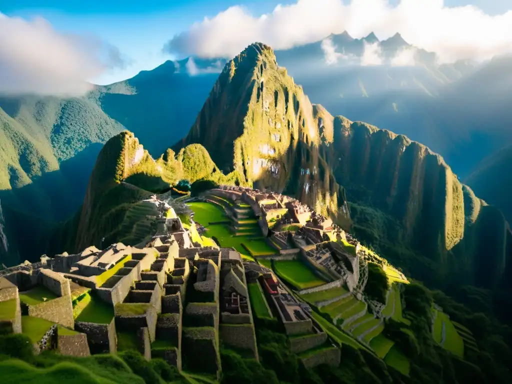 Templos Solares Incas misterios: Machu Picchu al amanecer, con una luz dorada que resalta las ruinas y las montañas verdes