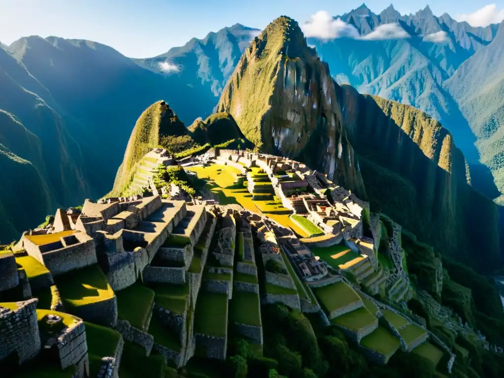 Vista aérea detallada de Machu Picchu con estructuras de piedra rodeadas de montañas verdes y ríos