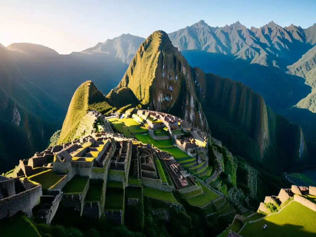 Vista aérea de Machu Picchu al amanecer, con el sol iluminando las ruinas